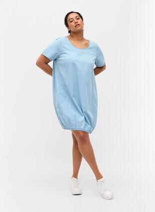 Kortermet denimkjole med lommer, Light blue denim, Model image number 2