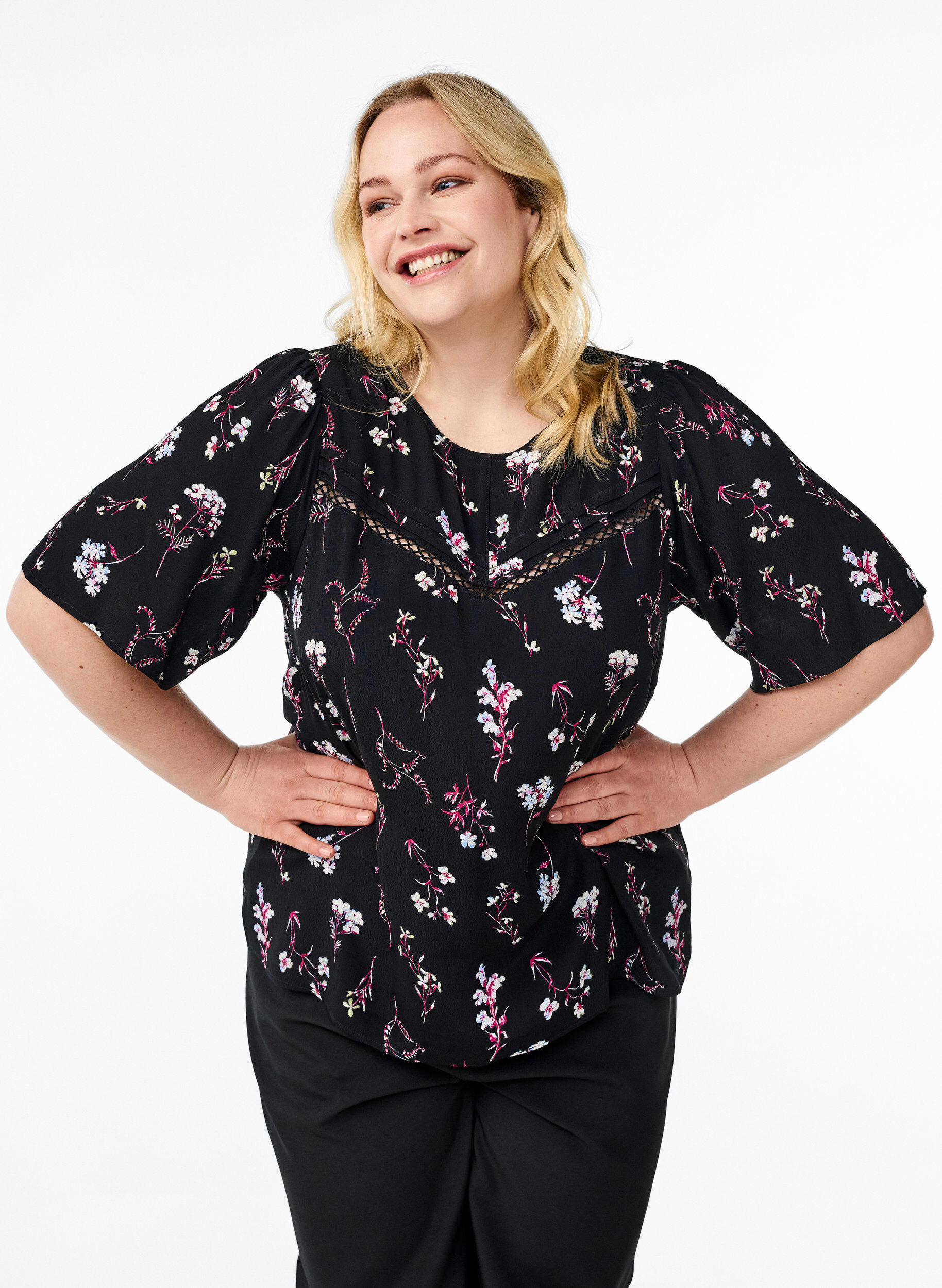 Blomstret bluse med korte ermer, Svart, Model