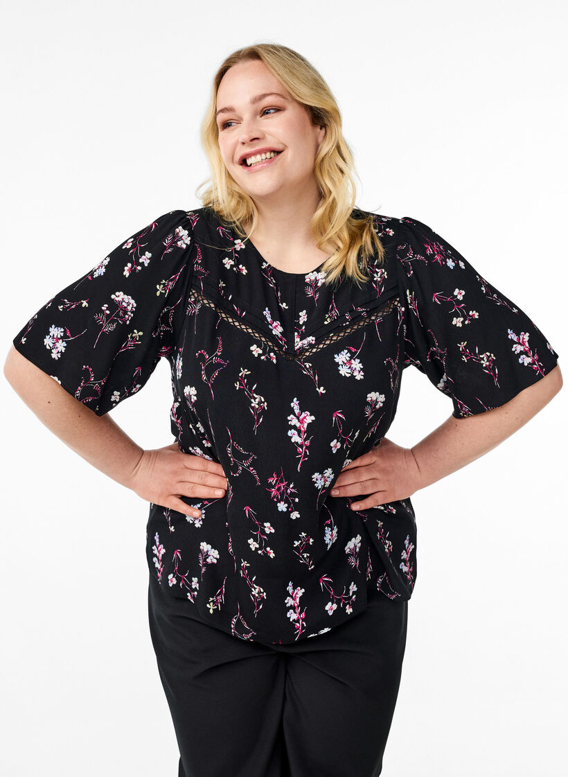 Blomstret bluse med korte ermer, Svart, Model image number 0
