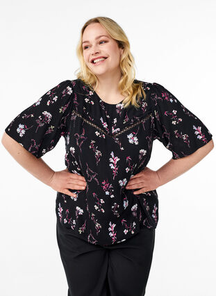 Zizzi Blomstret bluse med korte ermer, Svart, Model image number 0