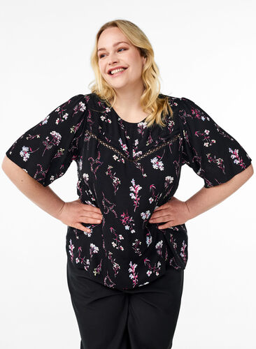 Zizzi Blomstret bluse med korte ermer, Svart, Model image number 0