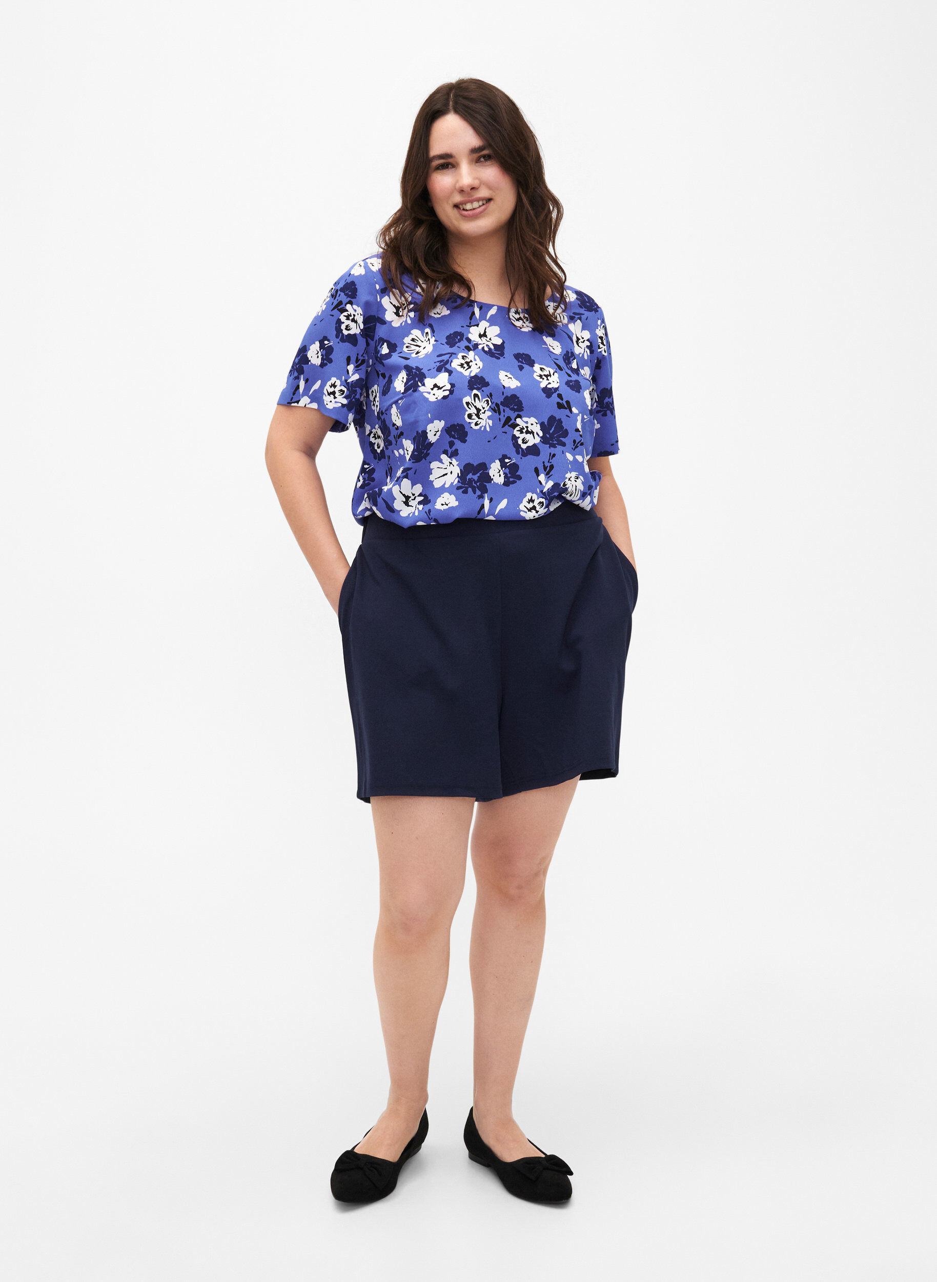 Zizzi FLASH - Bluse med korte ermer og trykk, Amparo Blue Flower, Model image number 2