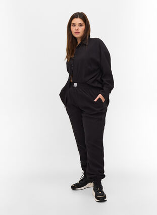 Viskoseskjorte med lange ermer, Black, Model image number 3