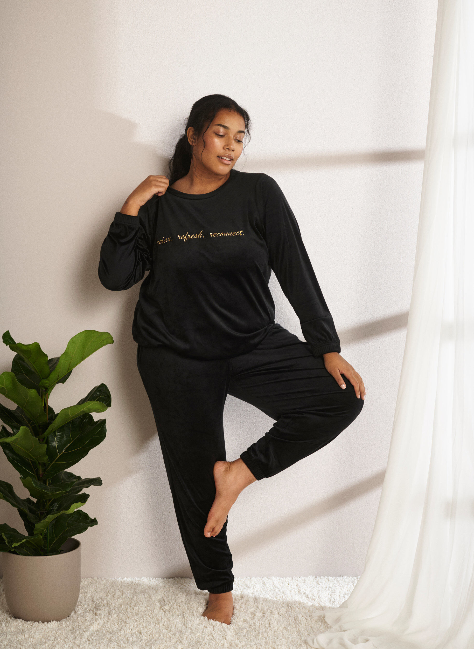 Zizzi Velourbluse med brodert tekst, Black, Image image number 0