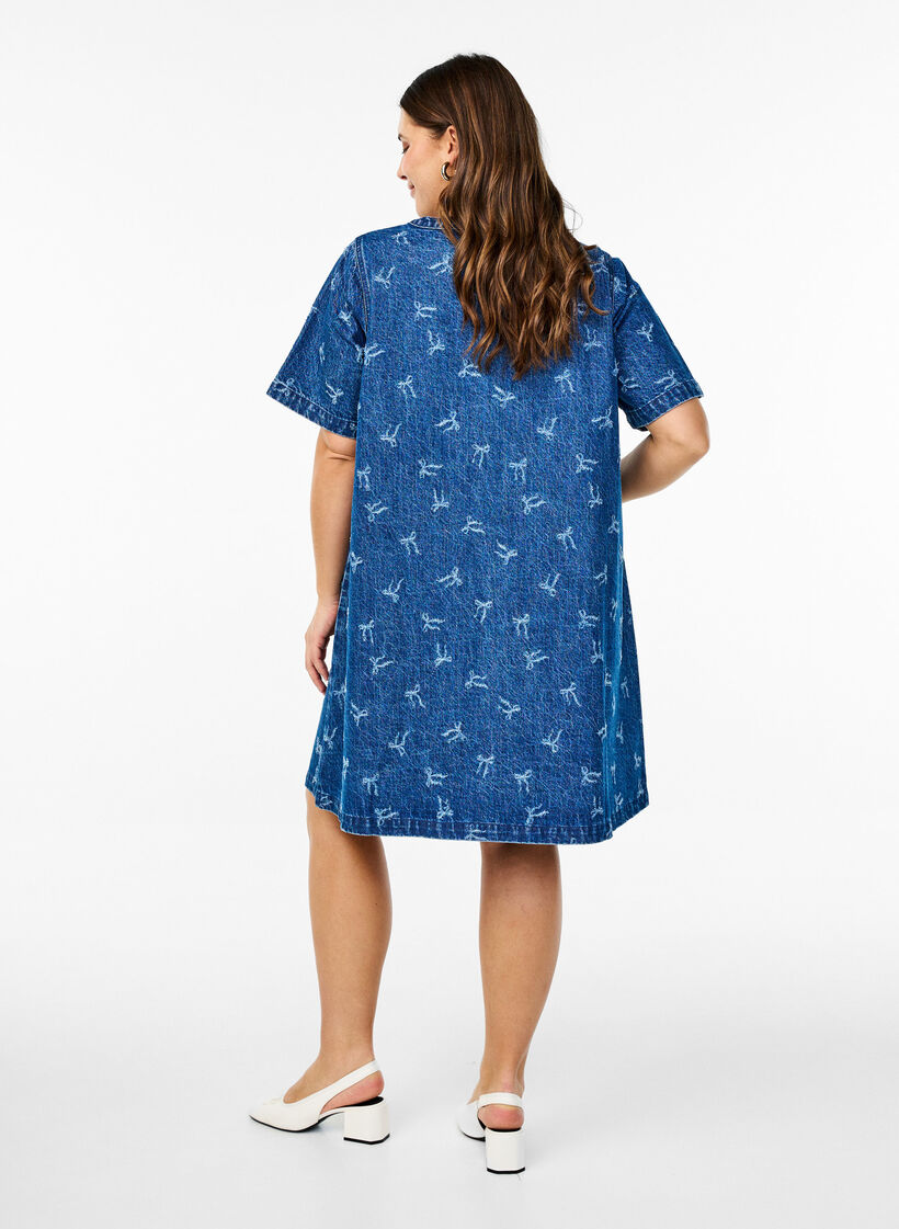 Kort denimkjole med A-linje snitt og sløyfemønster, Dark Blue Denim Bow, Model