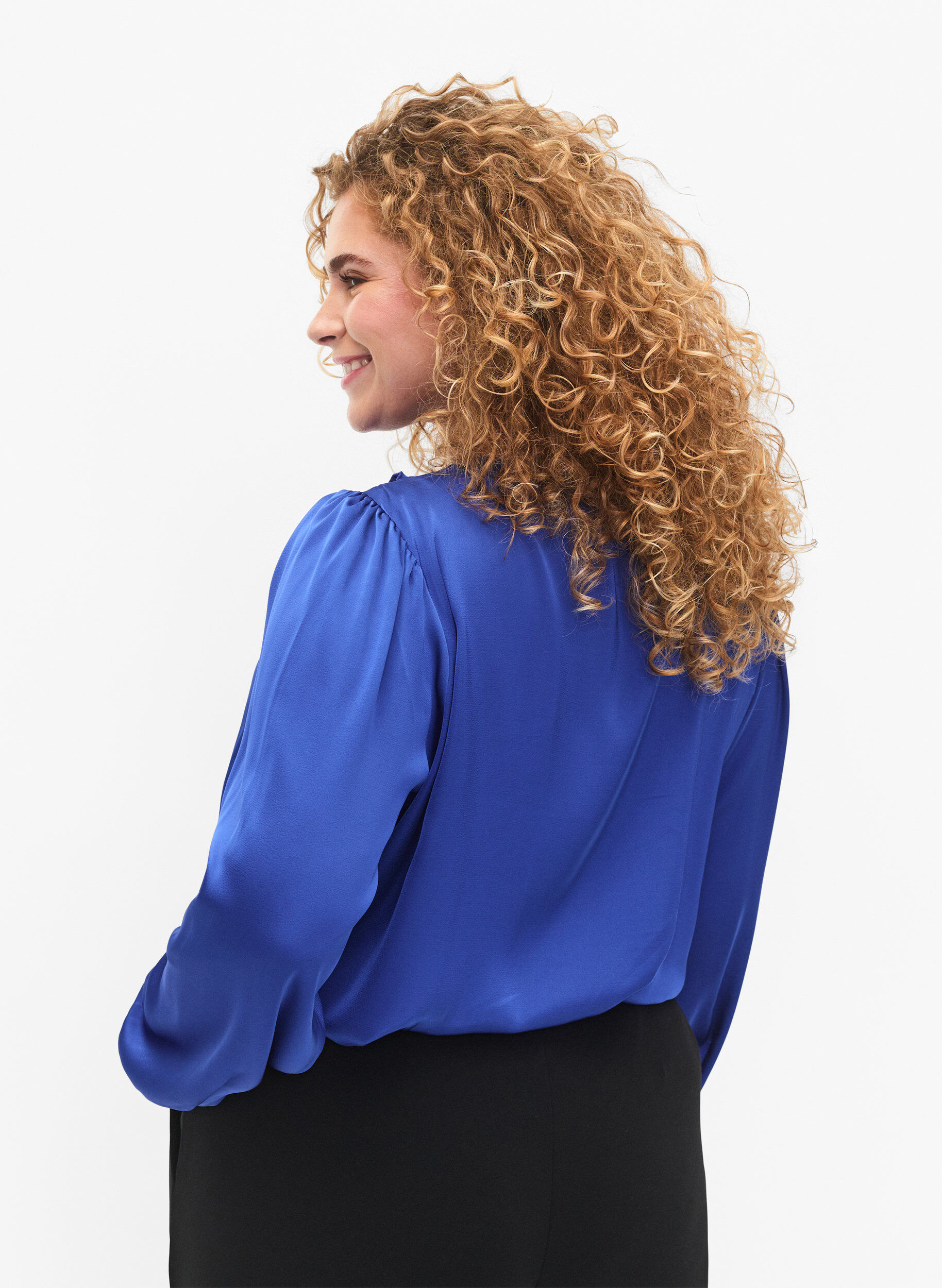 Zizzi Skjortebluse i sateng med volangdetaljer, Deep Ultramarine, Model image number 1