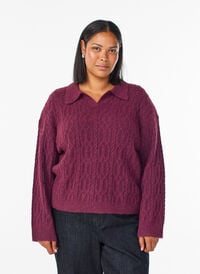Kabelstrikket genser med polokrage, Mørk Bordeaux Kabelstrikket genser med polokrage, Mørk Bordeaux, Model