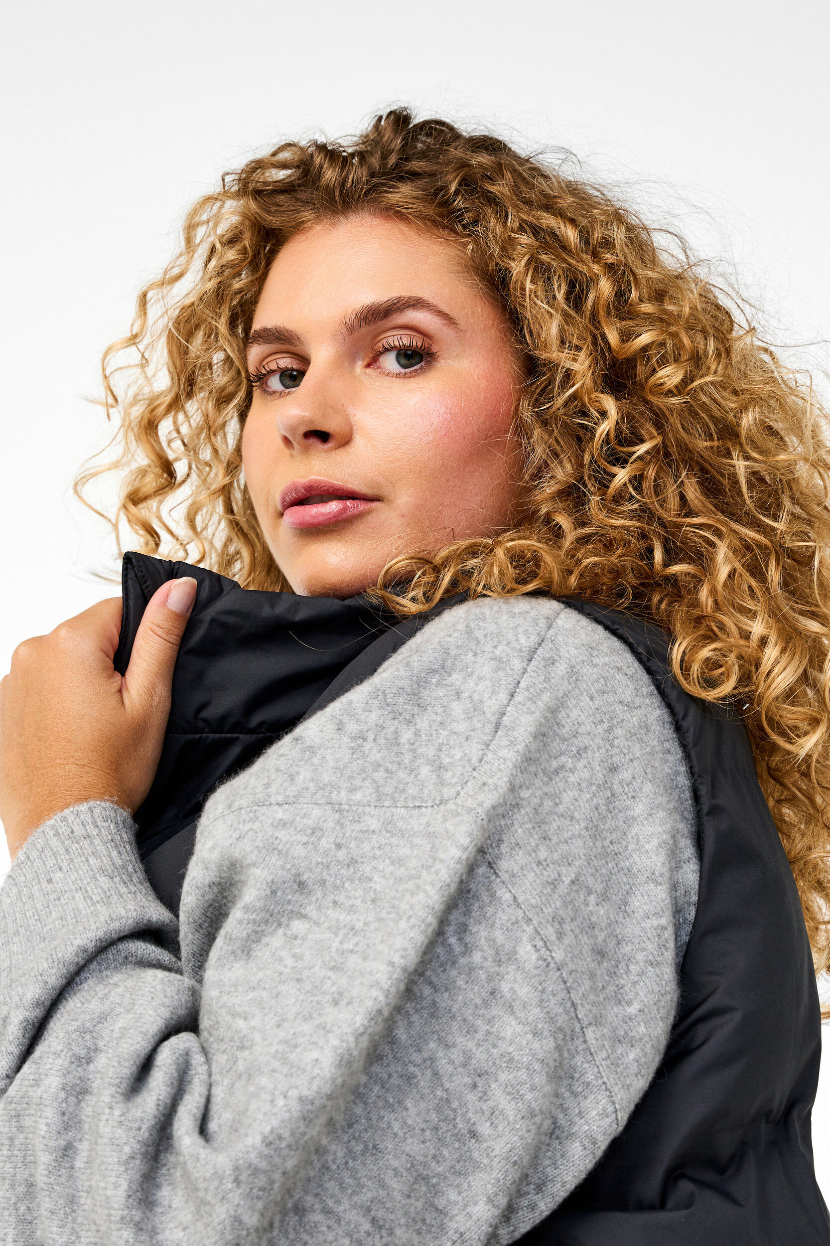 ZizziLang vest med lommer og toveis glidel&aring;s, Svart, Model image number 4