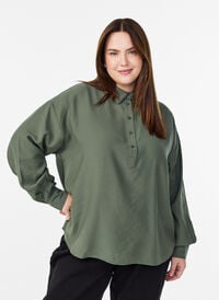 Skjortebluse med knappedetalj bak, Grønn Skjortebluse med knappedetalj bak, Grønn, Model