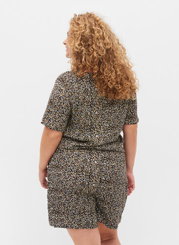 Mønstrete shorts i viskose, Black Flower AOP, Model image number 1