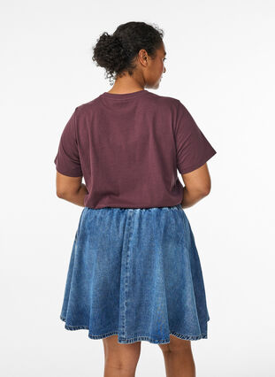 Zizzi Kort denim skaterskjørt, Blue Denim, Model image number 1