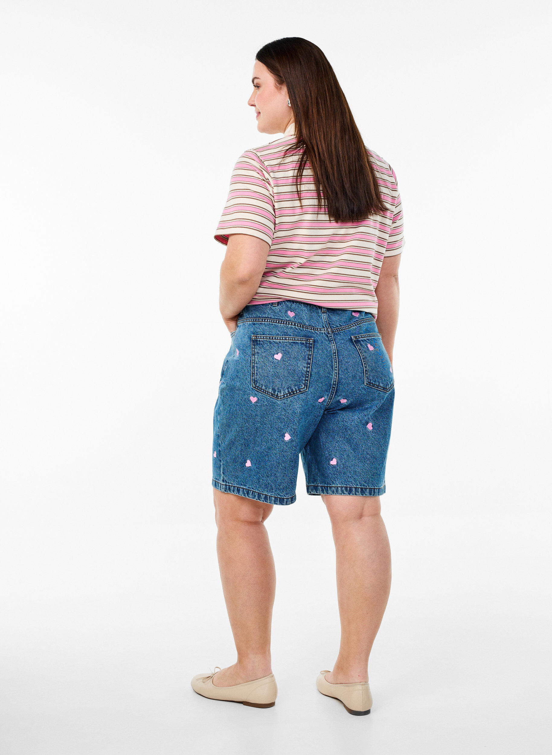 Zizzi Dongerishorts med h&oslash;y midje, med broderte hjerter, Bl&aring;, Model image number 2