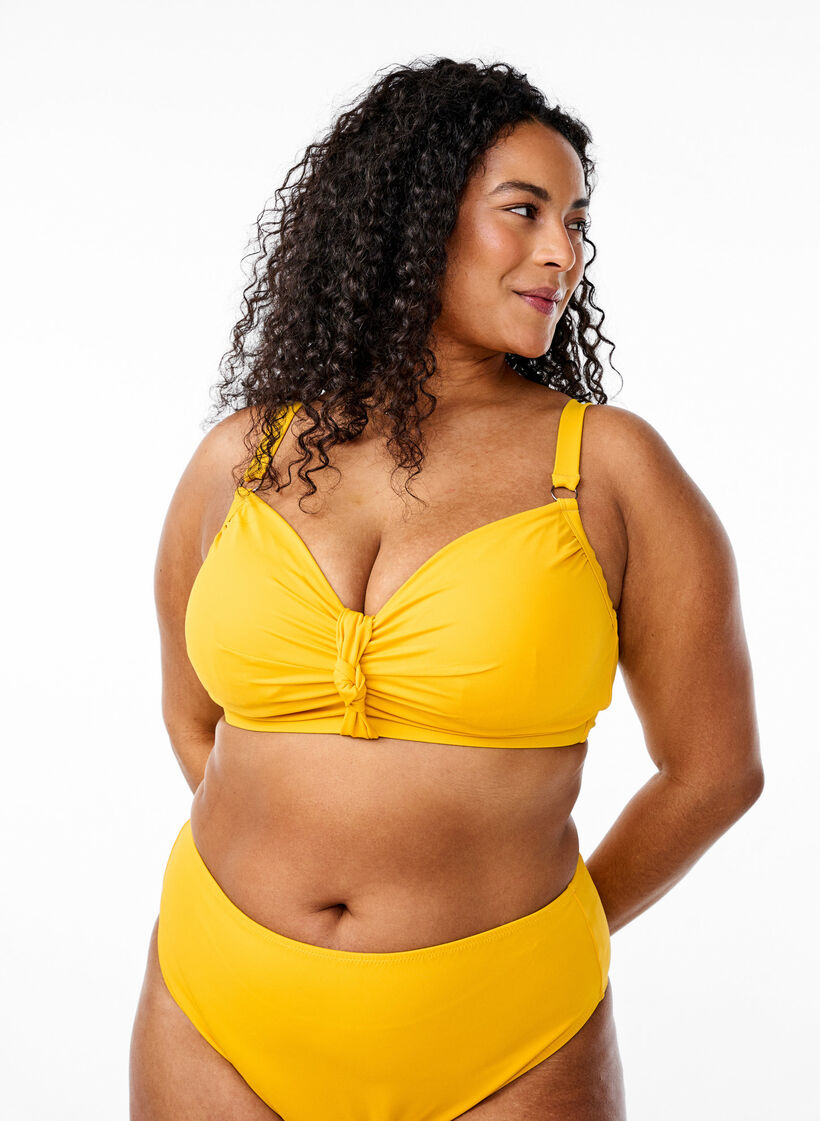 Bikini-topp med spiler og knutedetalj, Old gold, Model