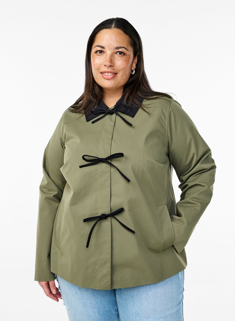 Vårjakke med sløyfe-detaljer, Deep Lichen Green, Model
