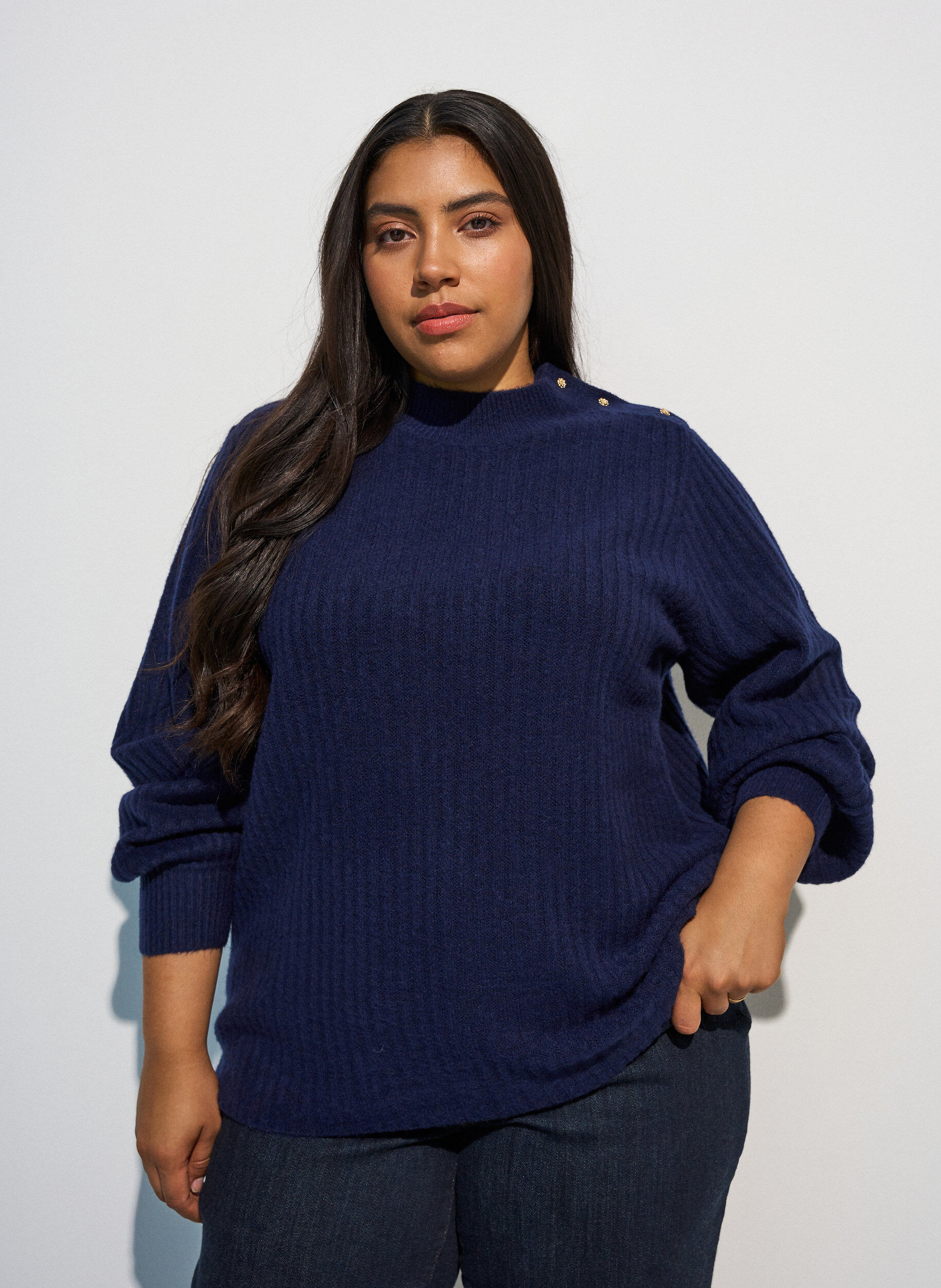 ZizziRibbestrikket genser med puffede ermer og knapper, Bl&aring;, Model image number 0