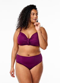 Brazilian bikinitruse med normal midje, Lilla Brazilian bikinitruse med normal midje, Lilla, Model