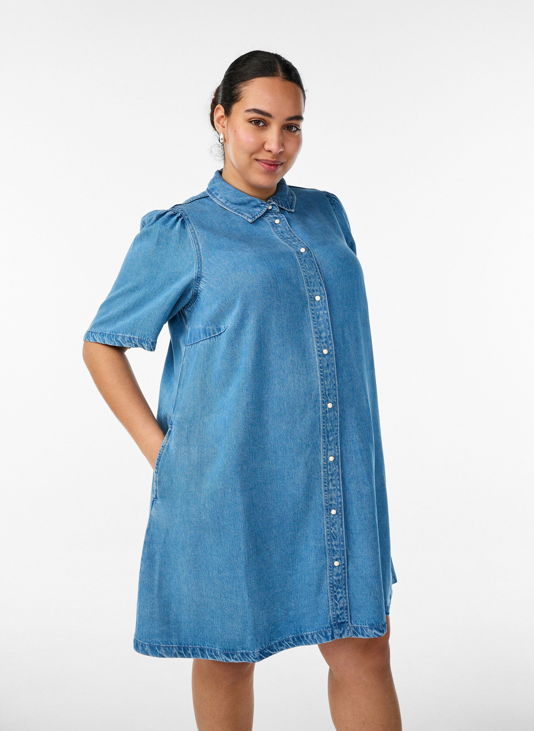 ZizziDenimkjole i lyocell med knapper og korte ermer, Bl&aring;, Model image number 0