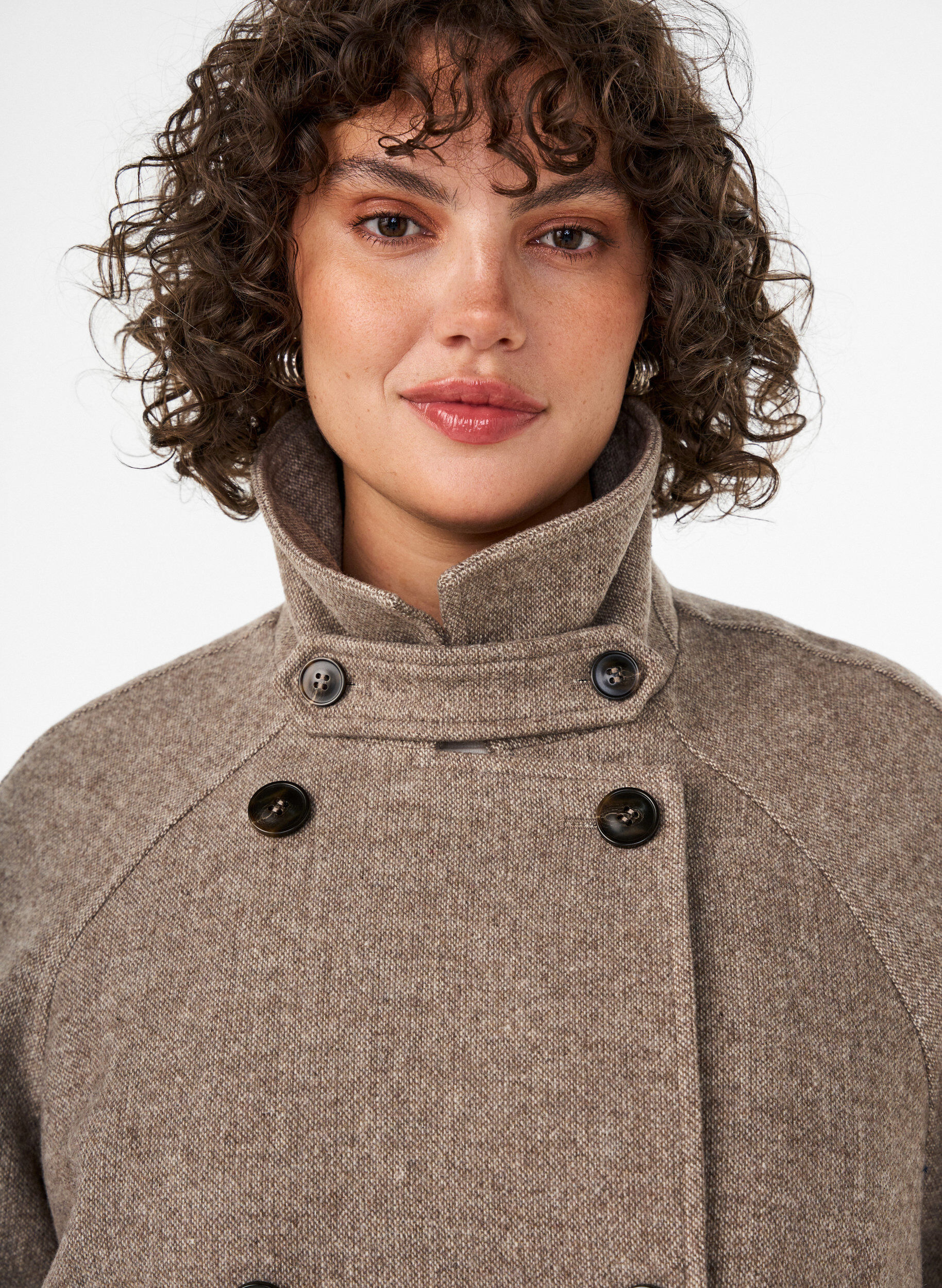ZizziLang ullk&aring;pe med h&oslash;y krage og dobbeltradet design, Brun, Model image number 4
