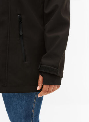 Zizzi Kort softshelljakke med avtakbar hette, Svart, Model image number 3