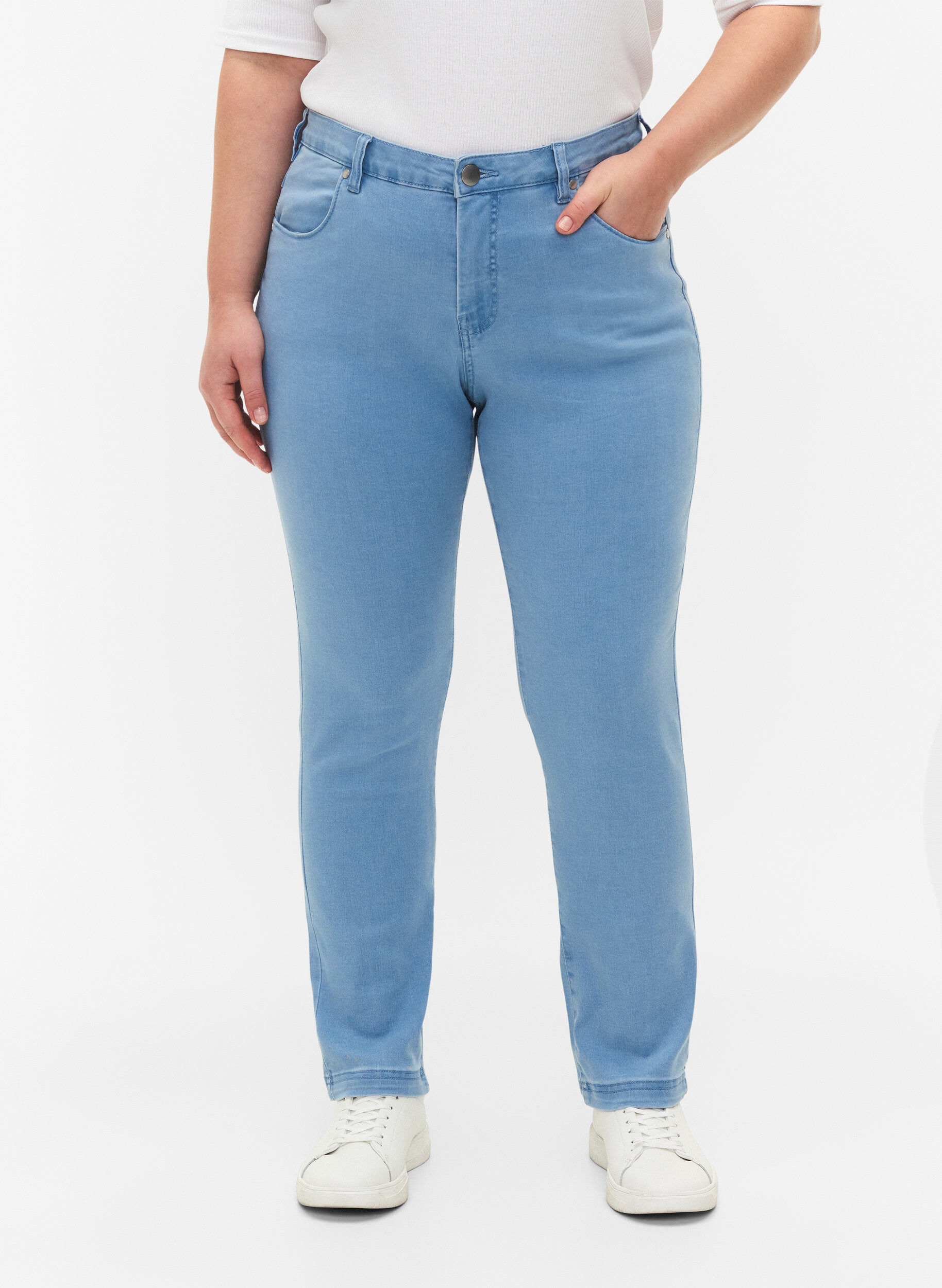 Zizzi Slim fit Emily jeans med normal midje, Bl&aring;, Model image number 2