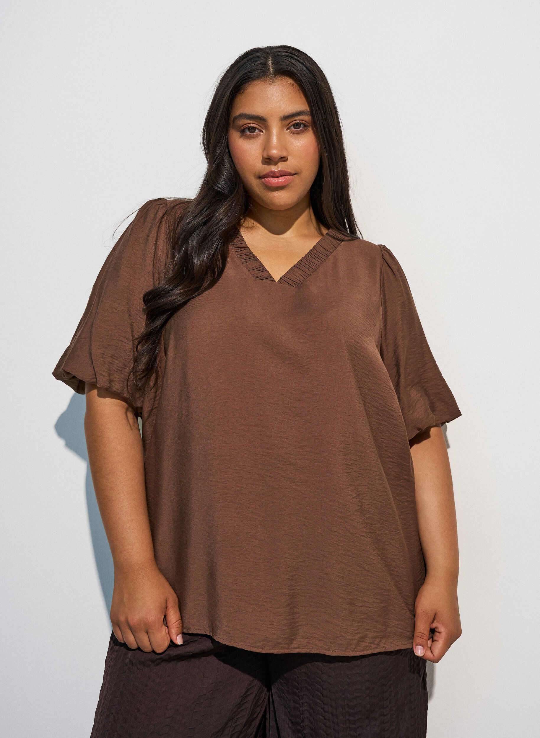 ZizziBluse med ballongermer og V-hals, Brun, Model image number 0