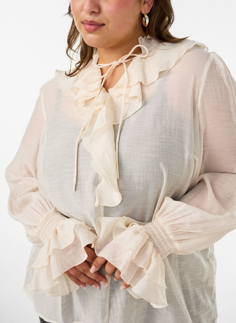 Viskosebluse med volanger og lange ermer, Vanilje, Model image number 3