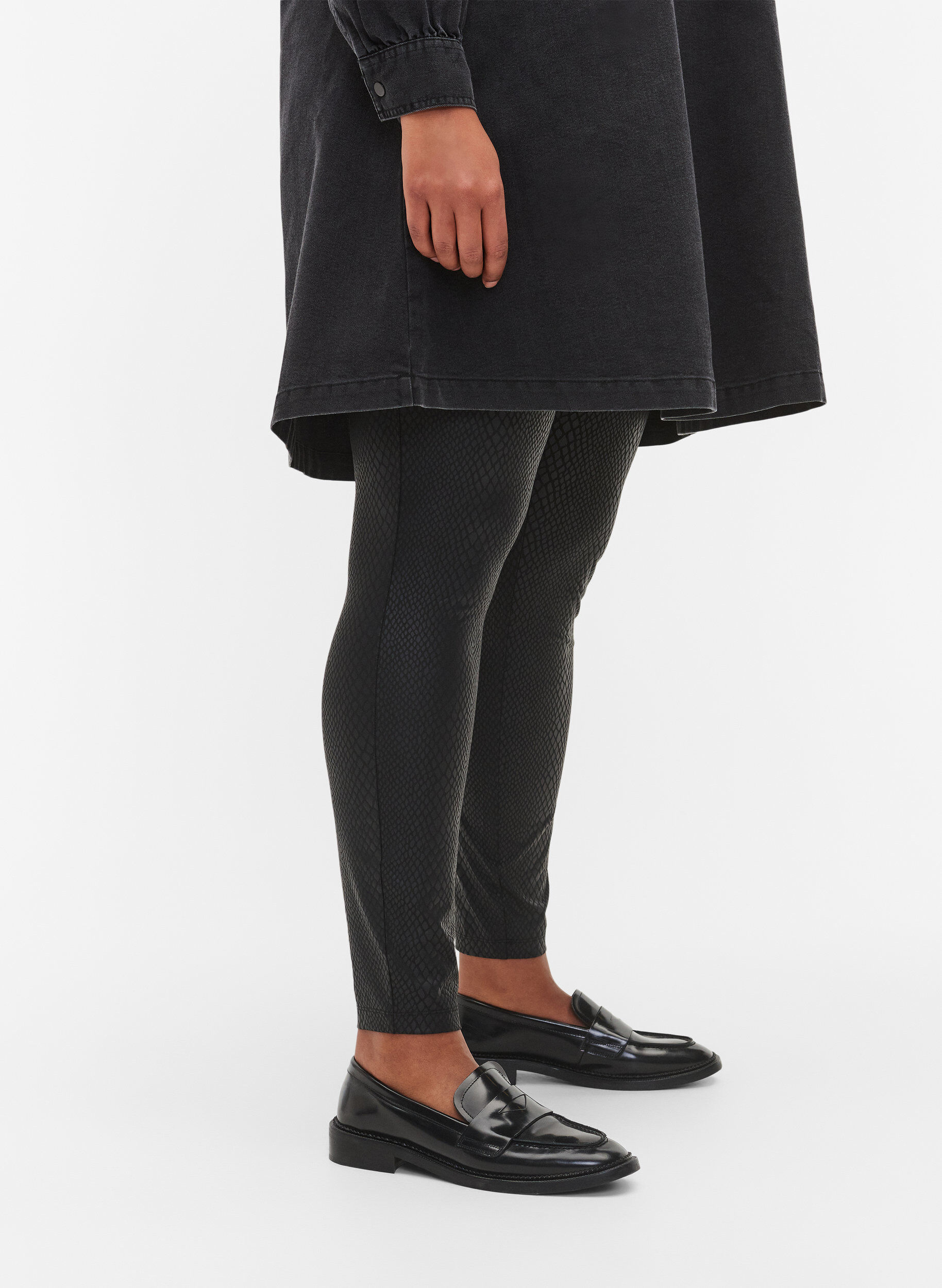 Zizzi Leggings med dyrem&oslash;nster, Black, Model image number 2