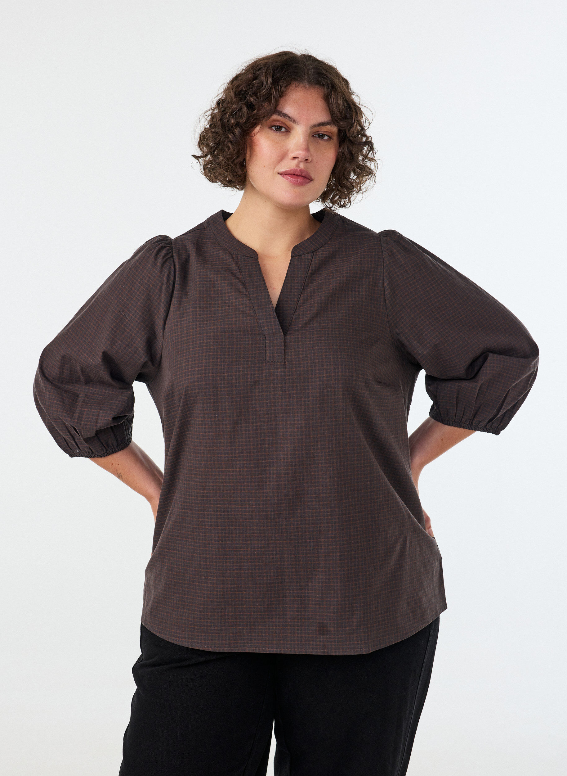 ZizziRutete bluse med V-hals og 3/4-ermer, Brun, Model image number 0