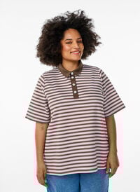 Stripete poloskjorte med korte ermer og knapper, Brun Stripete poloskjorte med korte ermer og knapper, Brun, Model