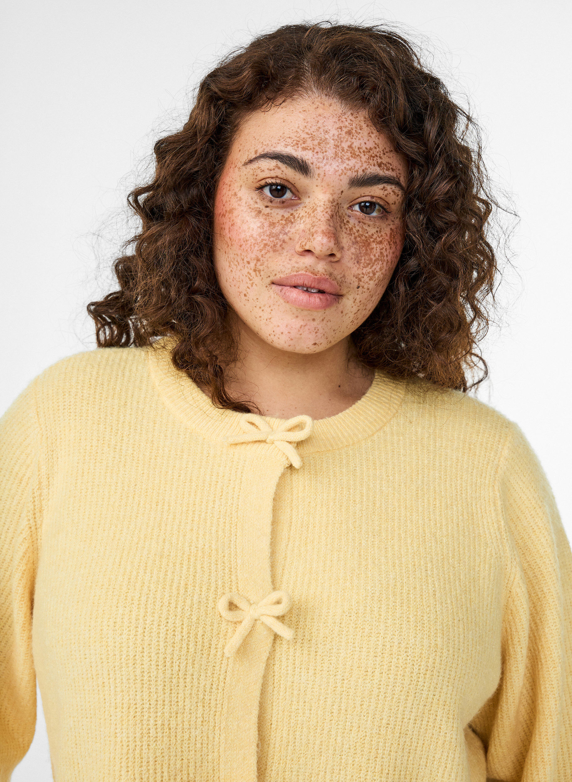 Zizzi Kortermet strikke kardigan med sl&oslash;yfer, Gul, Model image number 3