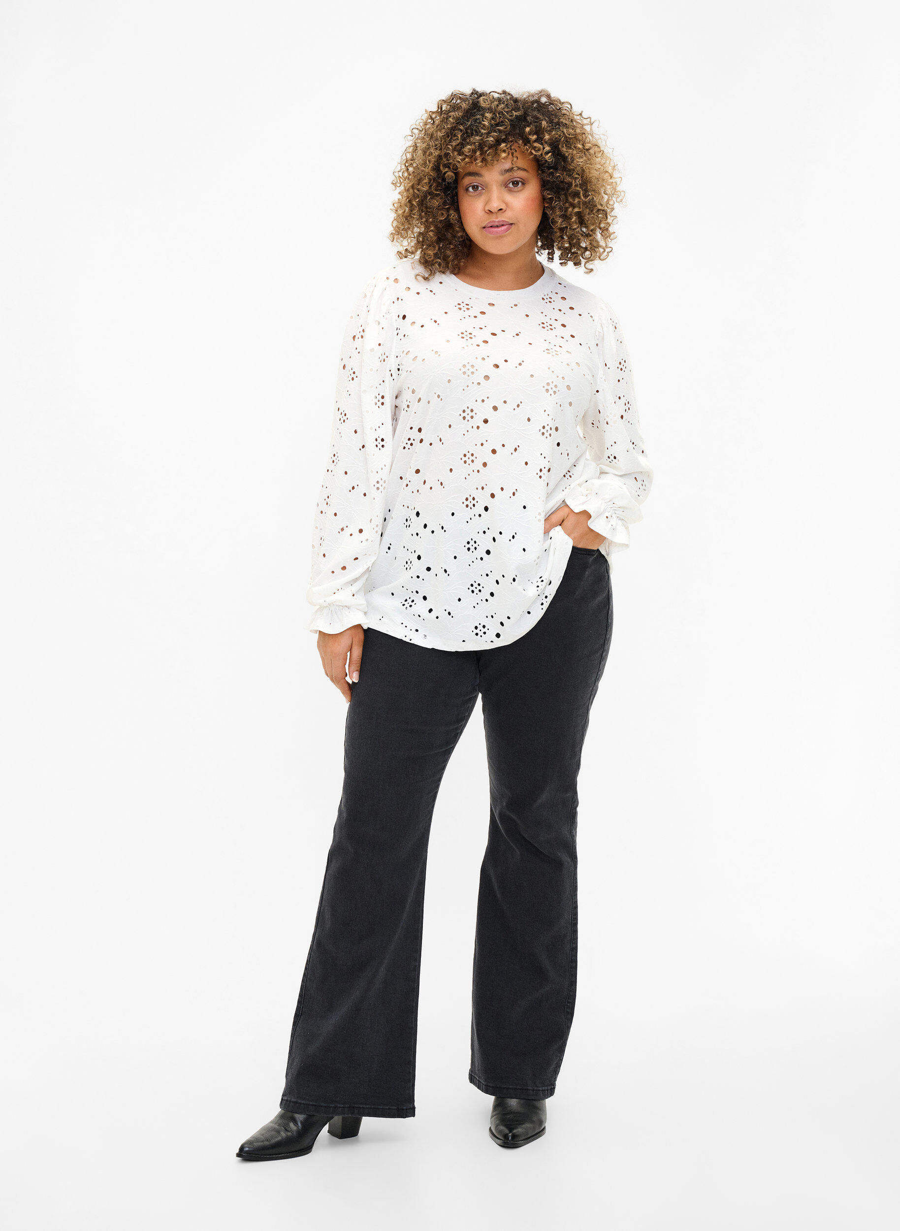 Zizzi Langermet bluse med hullm&oslash;nster, Bright White, Model image number 2
