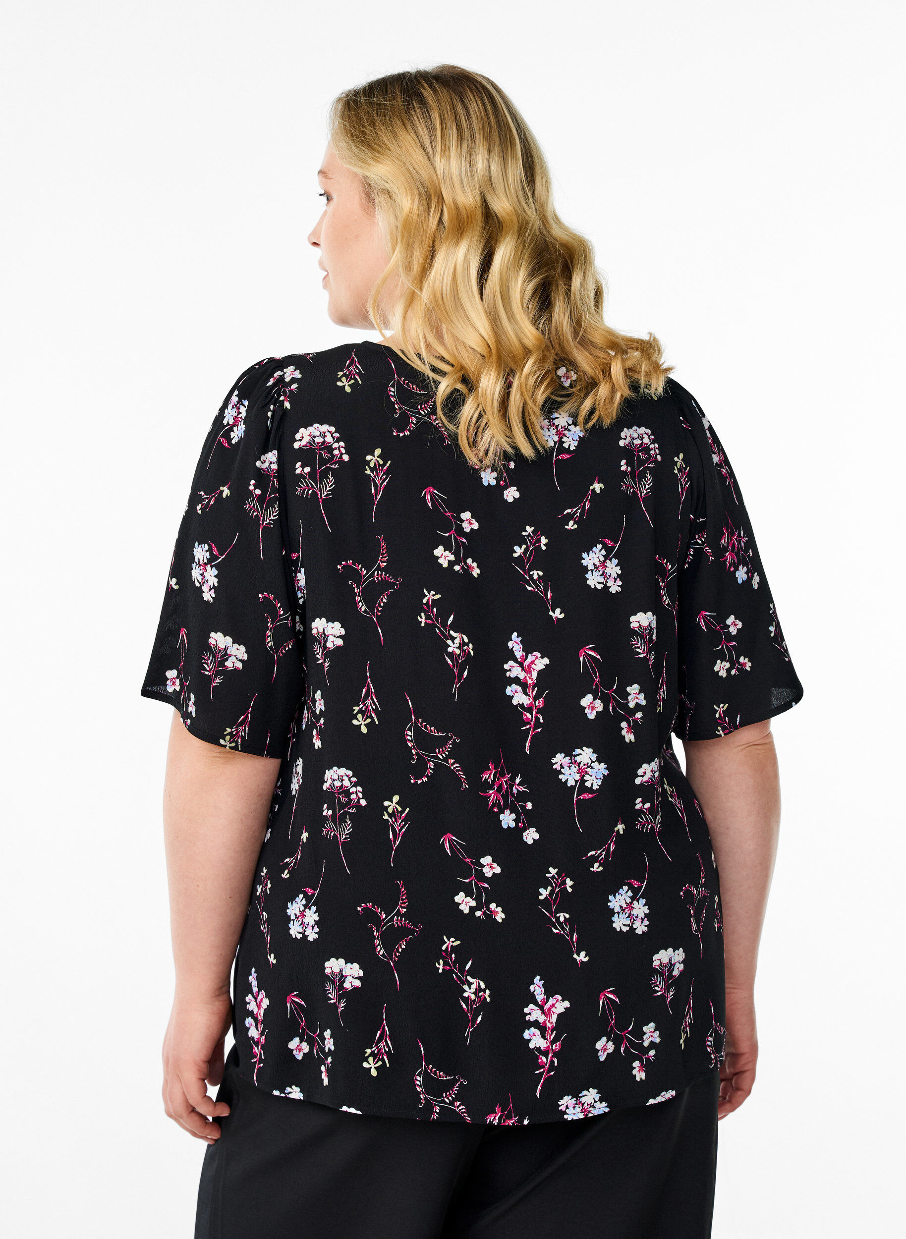 Zizzi Blomstret bluse med korte ermer, Svart, Model image number 2