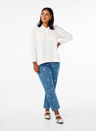 Zizzi Mille mom-fit jeans med broderi, Blå, Model image number 0