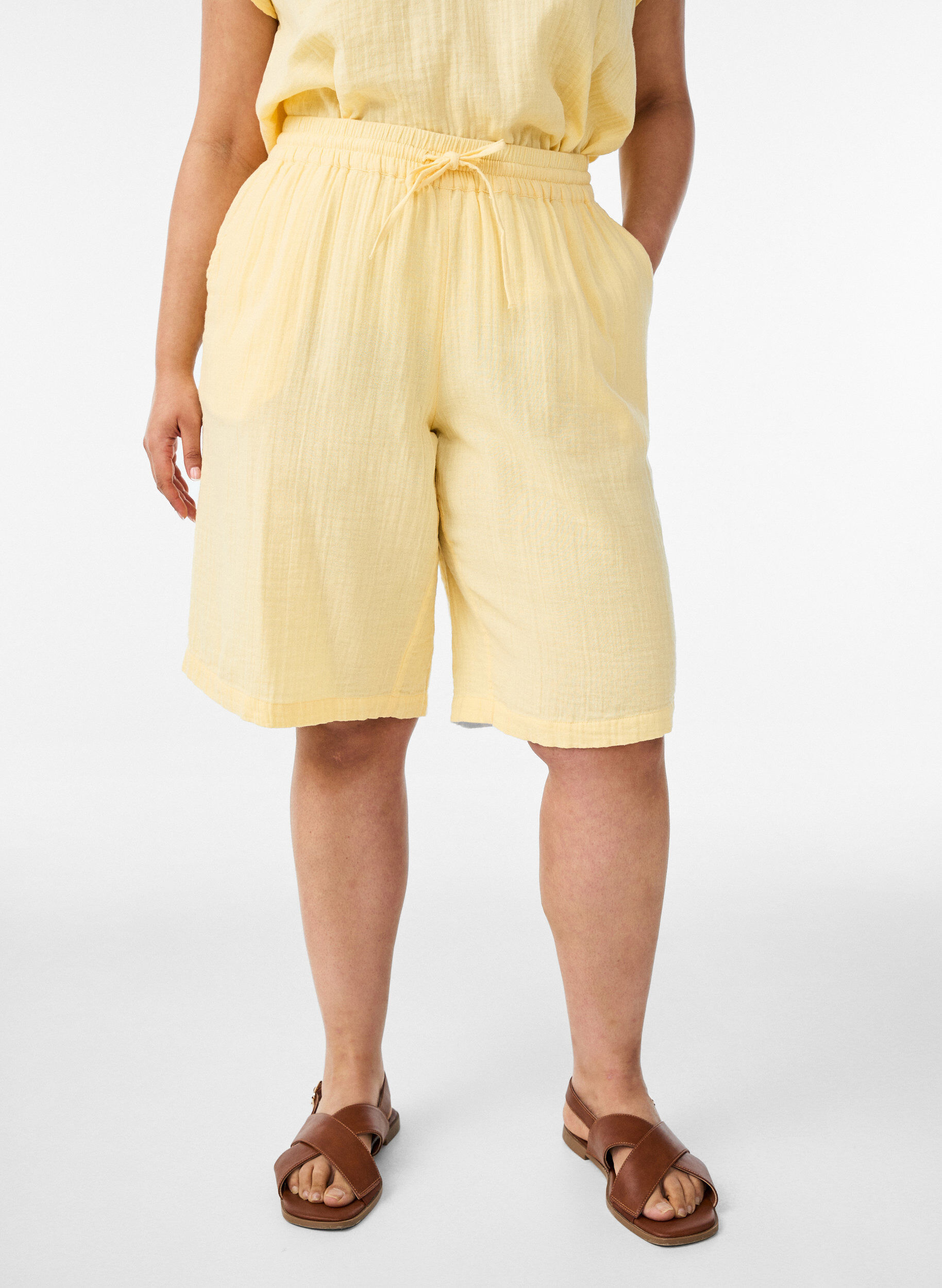 Loose fit bomullsmusselinshorts med h&oslash;y midje, Gul, Model