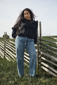 Svart bluse med volanger og blonder,  Svart bluse med volanger og blonder, , Model