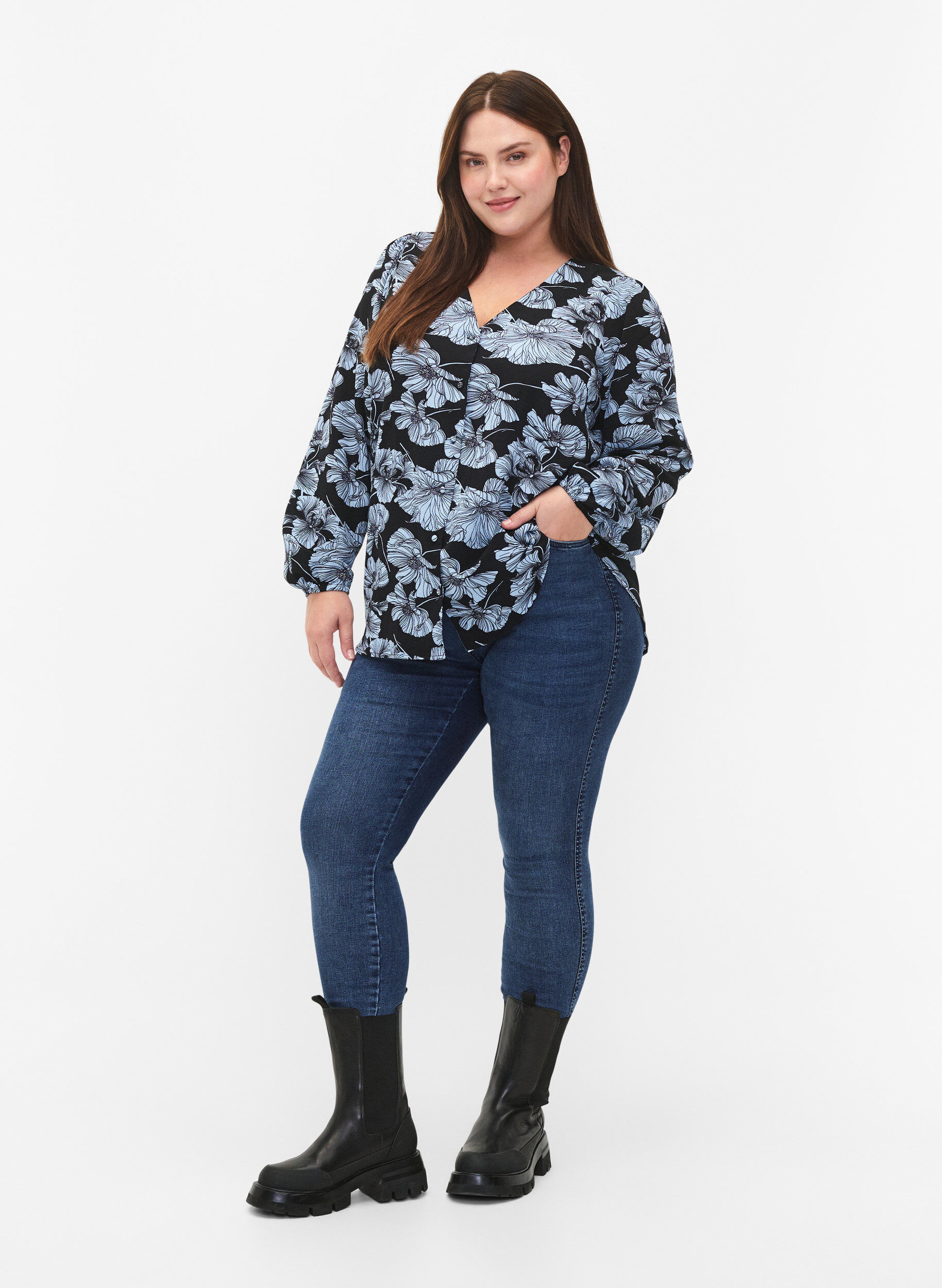 Zizzi Skjortebluse med v-hals og trykk, Black B. Flower AOP, Model image number 2