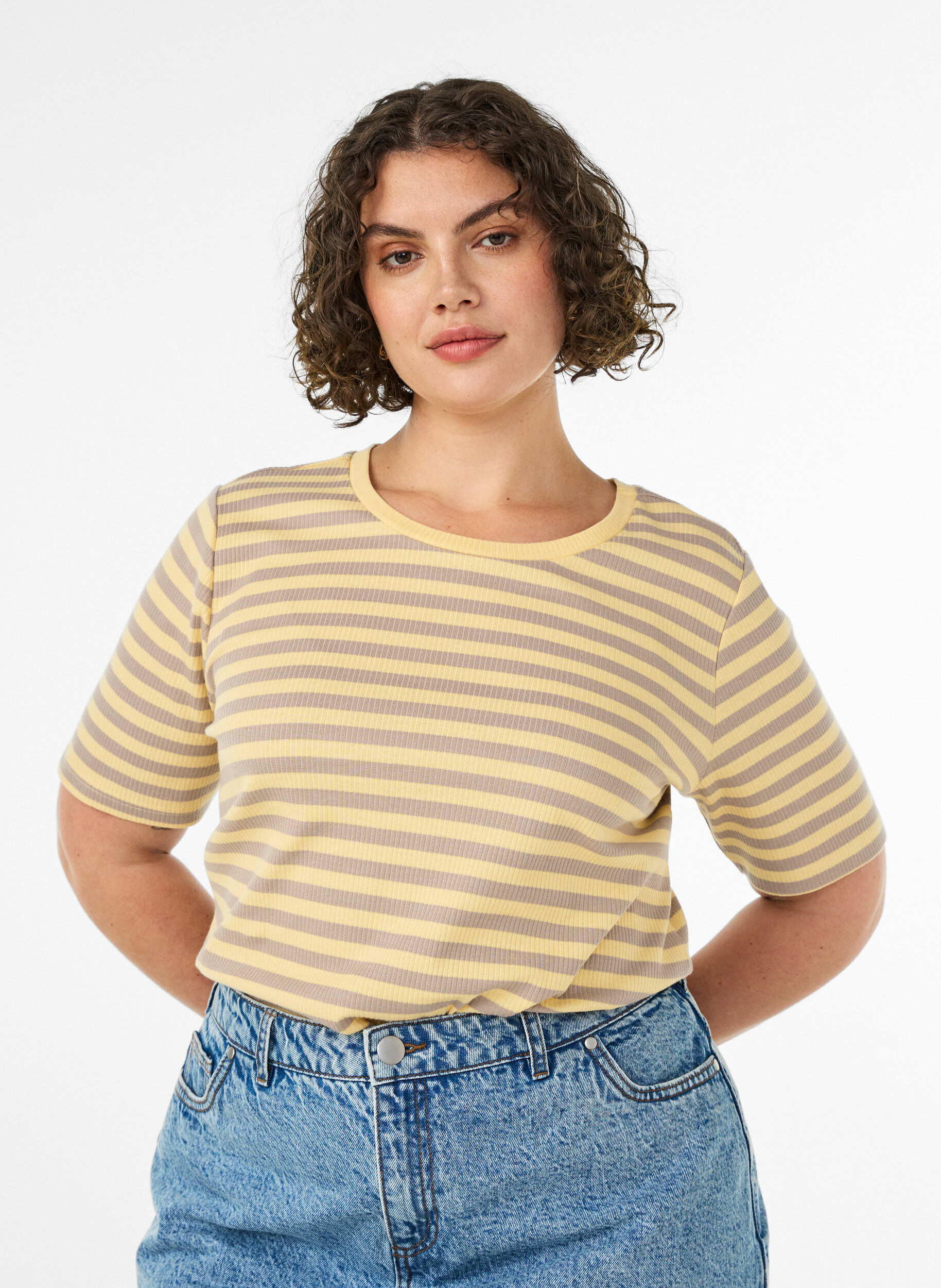 T-shirt med striper og ribbestrikket struktur, Gul, Model