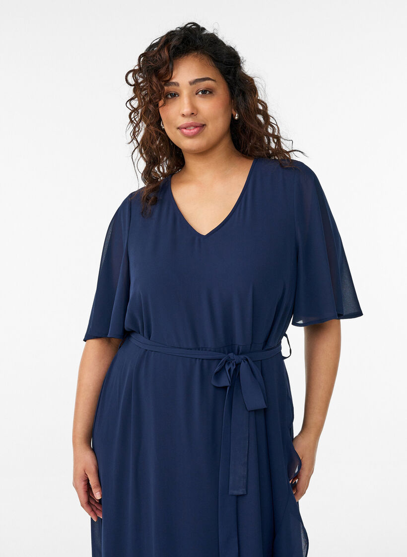 Chiffon maxikjole med V-hals og rysjekant, Bl&aring;, Model image number 2