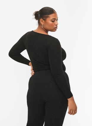Zizzi Bluse i ribbestrikk med hull som detalj, Black, Model image number 1