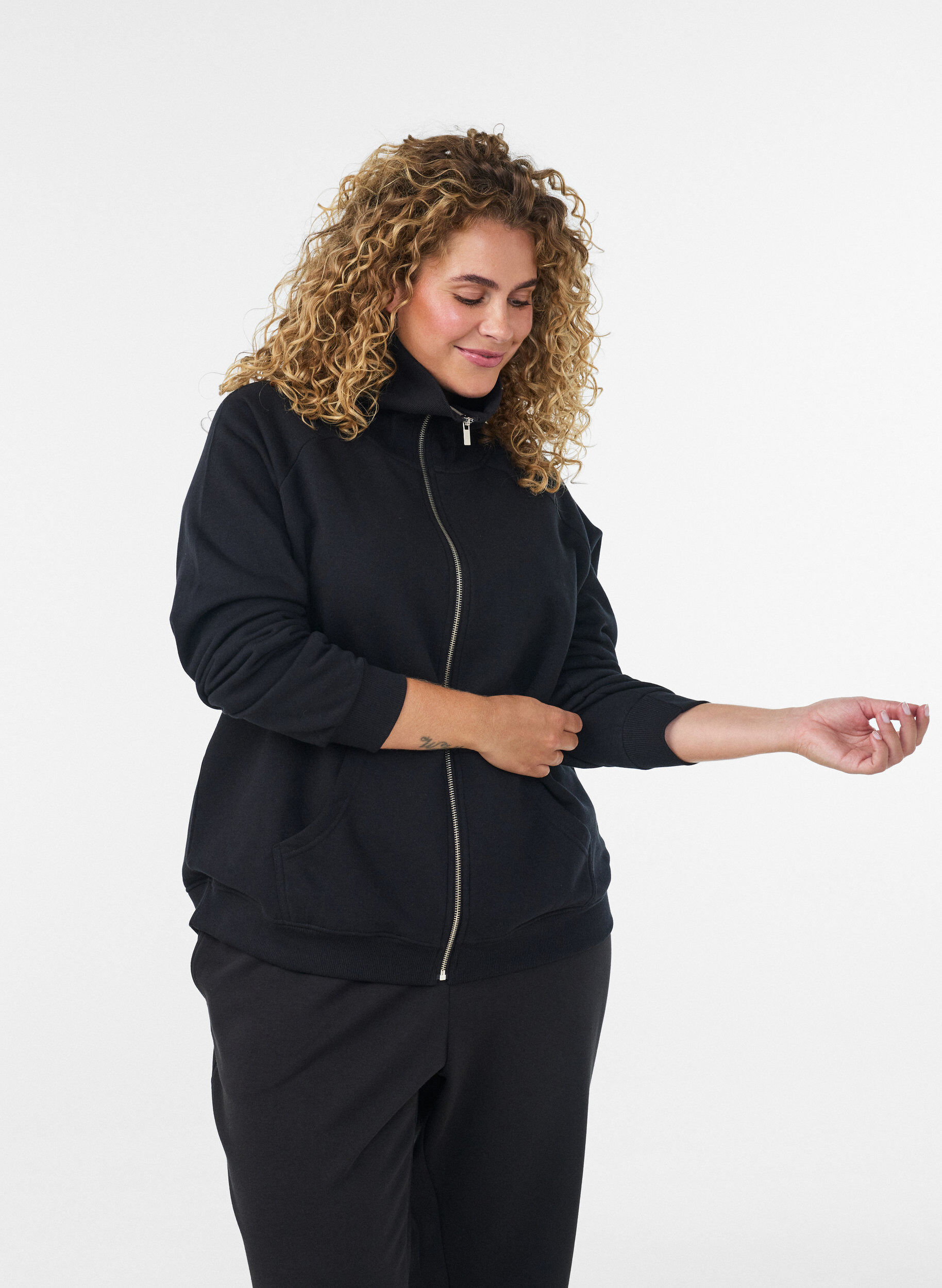 Sweat cardigan med h&oslash;y krage og glidel&aring;s, Svart, Model