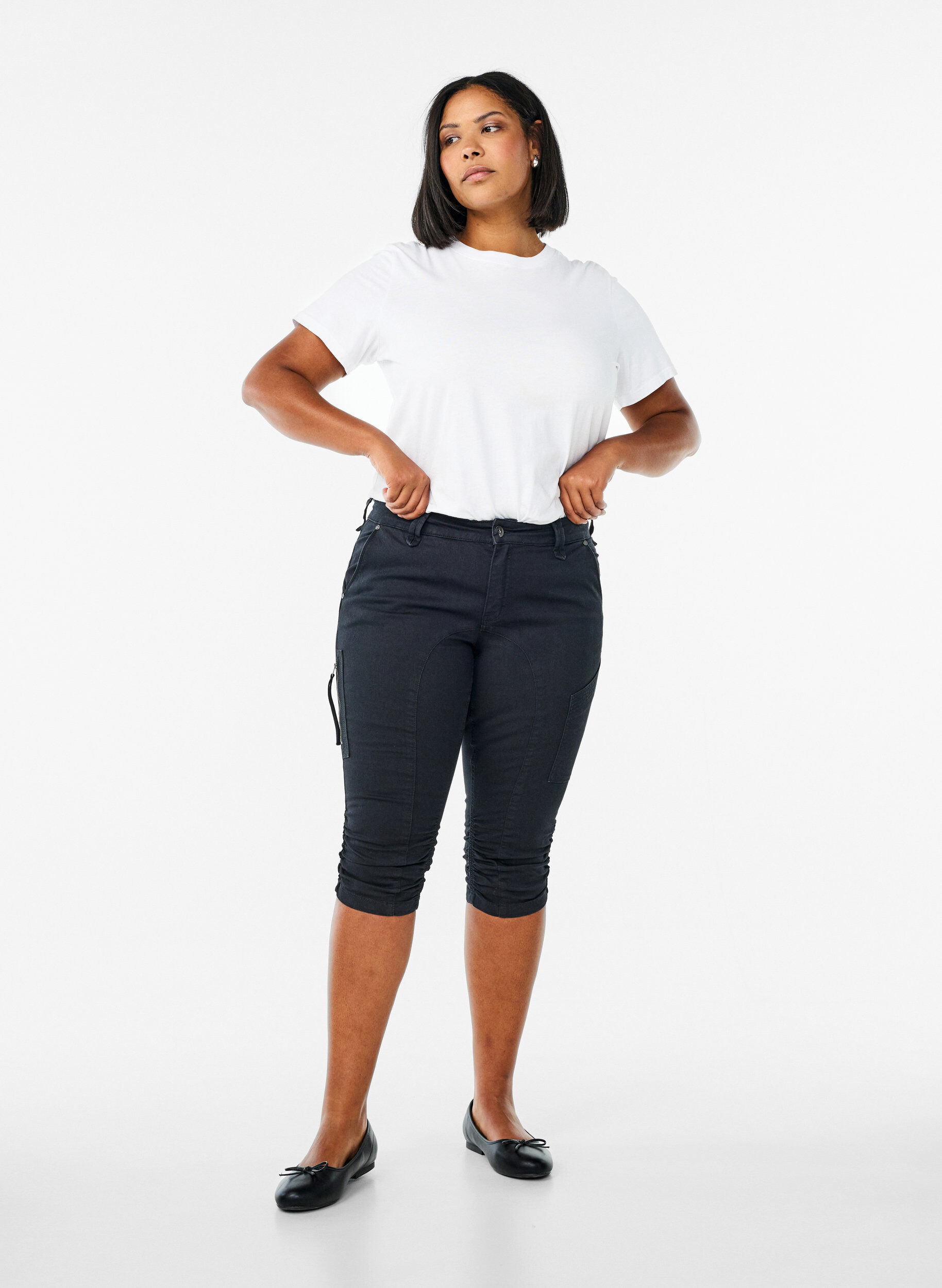 Slim-fit capri-jeans med lommer, Svart, Model