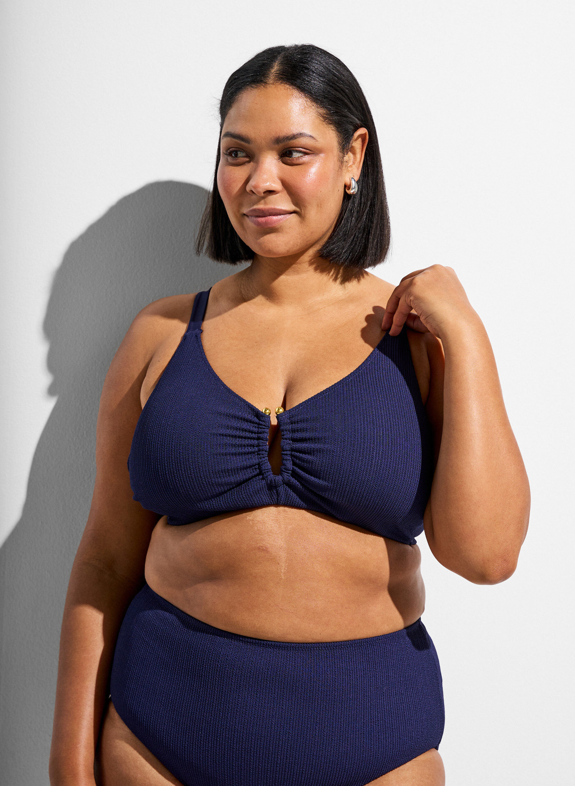 Zizzi Teksturert bikinioverdel med gulldetaljer, Bl&aring;, Model image number 0