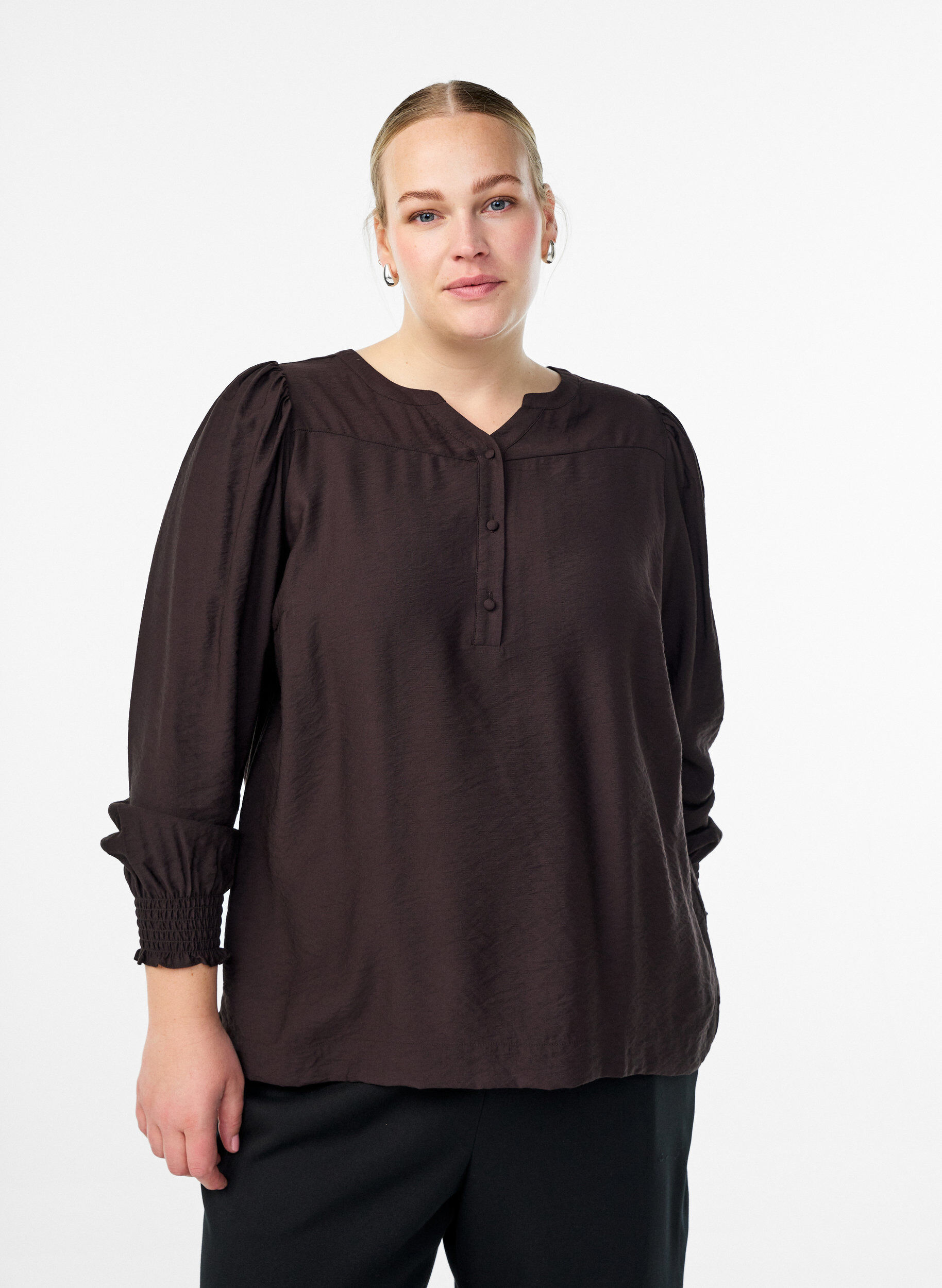 Viskosebluse med smock og rynkede detaljer, Brun, Model