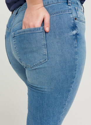 Ekstra slim Sanna jeans med slitte detaljer, Light blue denim, Model image number 2