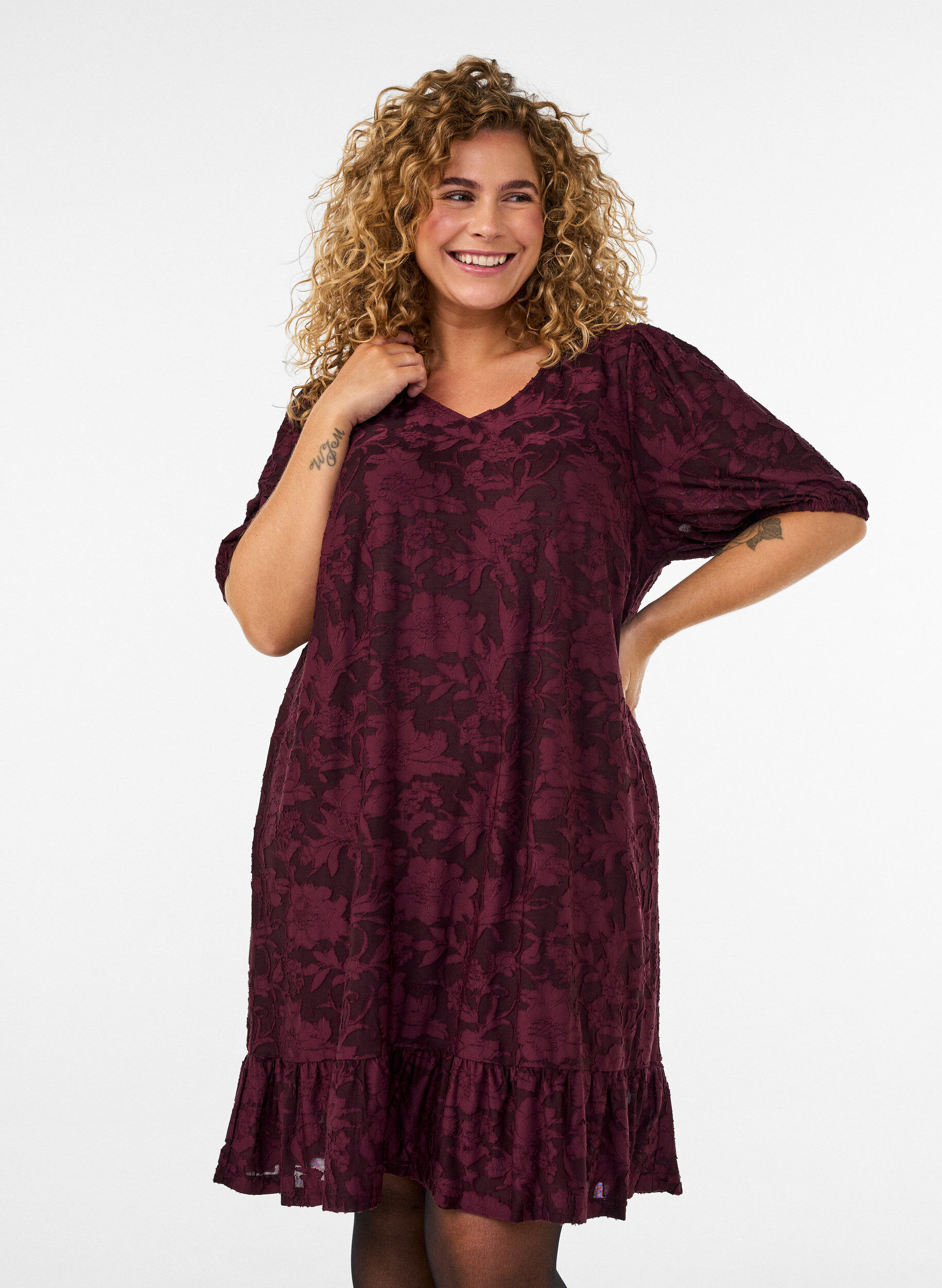 ZizziKjole med blomstertekstur og volangkant, R&oslash;d, Model image number 0