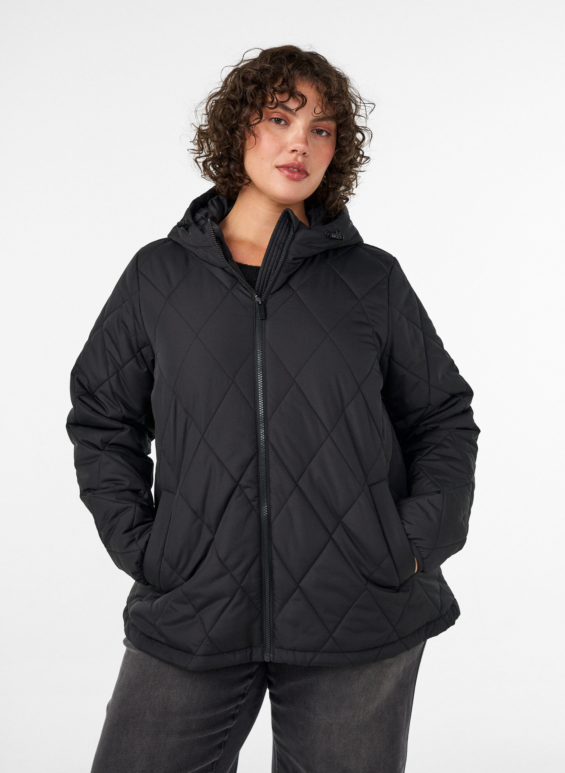 ZizziLett vattert jakke med diamantquilt, Svart, Model image number 0