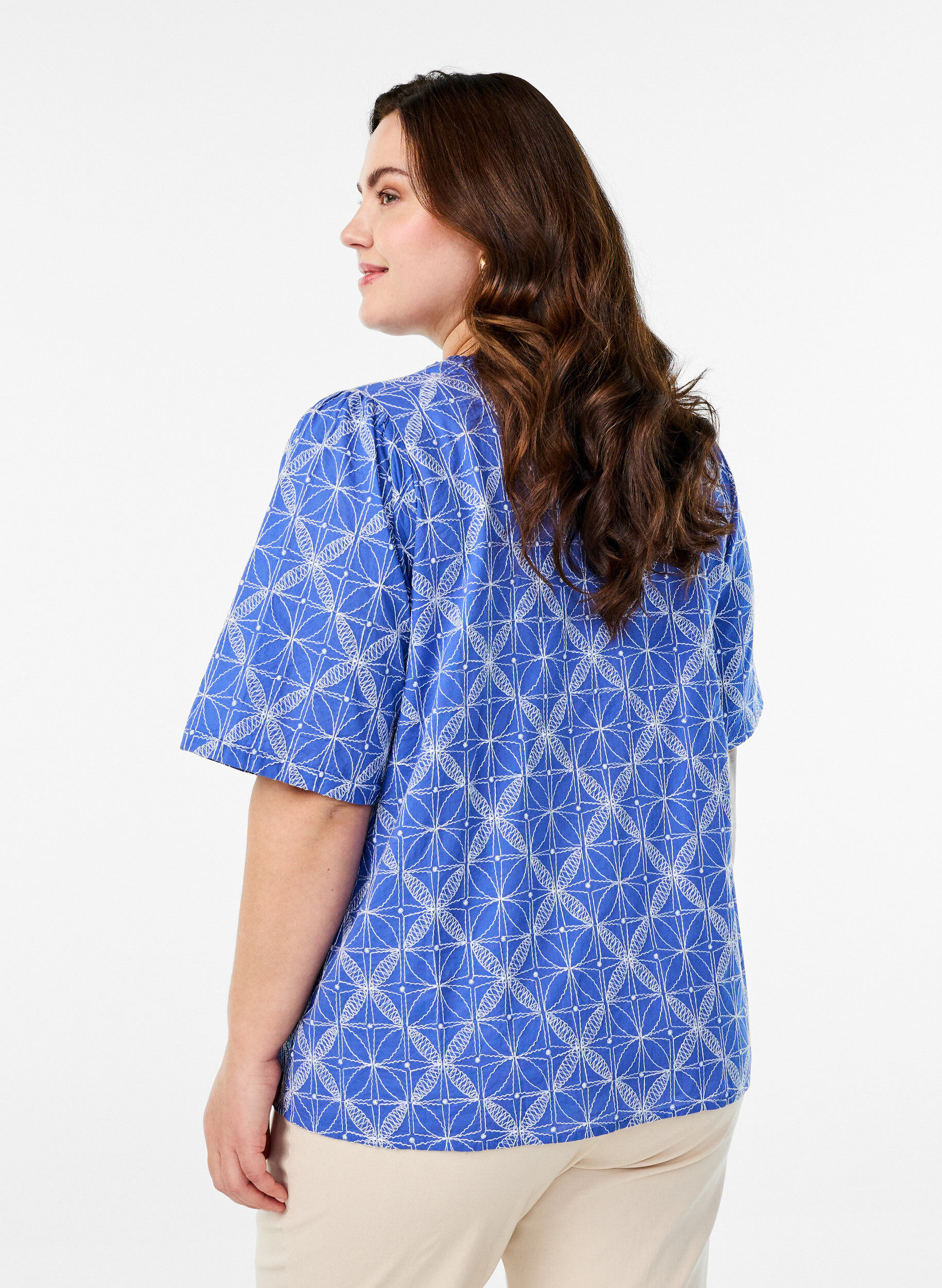 Zizzi Bluse med korte ermer og brodert m&oslash;nster, Bl&aring;, Model image number 2