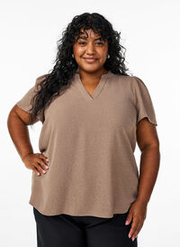 Bluse med korte volangermer og V-hals, Brun Bluse med korte volangermer og V-hals, Brun, Model