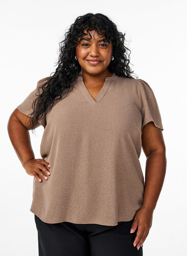 Zizzi Bluse med korte volangermer og V-hals, Brun, Model image number 0