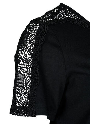 Kortermet bluse med blonder og V-hals, Black, Packshot image number 3